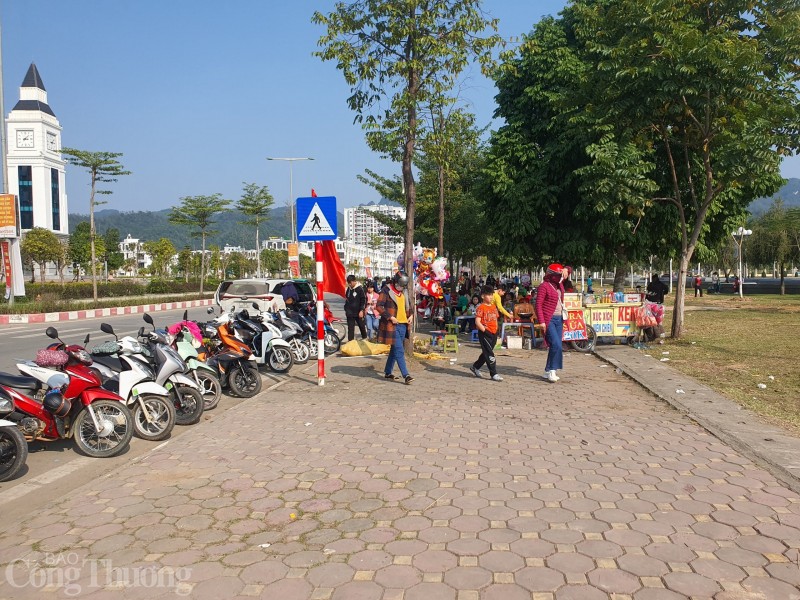 Dòng người tấp nập, phương tiện đông đúc tạo nên không khí vui tươi rộn ràng tại Quảng trường Hoà Bình dịp đầu Xuân năm mới