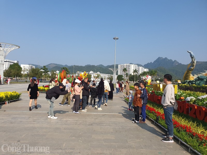 Gương mặt ai cũng vui tươi, phấn khởi, từ già đến trẻ thi nhau chụp ảnh cùng biểu tượng linh vật rồng Gương mặt ai cũng vui tươi, phấn khởi, từ già đến trẻ thi nhau chụp ảnh cùng biểu tượng linh vật rồng