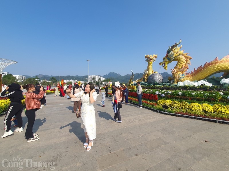 Chị Lê Khánh Linh (chung cư Sao Vàng, TP. Hoà Bình) cho biết, Tết năm nay khu vực quảng trường Hòa Bình được chính quyền trang trí rất đẹp với nhiều điểm nhấn, nhiều điểm “check in” Chị Lê Khánh Linh (chung cư Sao Vàng, TP. Hoà Bình) cho biết, Tết năm nay khu vực quảng trường Hòa Bình được chính quyền trang trí rất đẹp với nhiều điểm nhấn, nhiều điểm “check in”