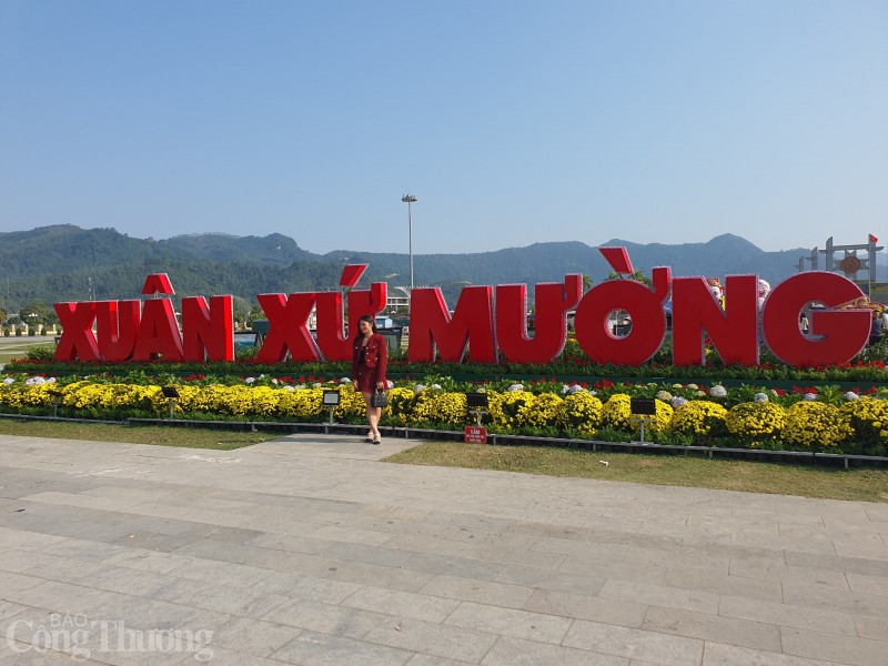 Ngoài điểm nhấn là cặp rồng vàng (song long chầu nguyệt), biểu tượng cho năm Giáp Thìn 2024 còn có nhiều biểu tượng thú vị mang dáng dấp riêng biệt của xứ Mường, nên được rất đông các bạn trẻ và người dân nô nức đến vui Xuân trong ngày mùng 3 Tết Ngoài điểm nhấn là cặp rồng vàng (song long chầu nguyệt), biểu tượng cho năm Giáp Thìn 2024 còn có nhiều biểu tượng thú vị mang dáng dấp riêng biệt của xứ Mường, nên được rất đông các bạn trẻ và người dân nô nức đến vui Xuân trong ngày mùng 3 Tết