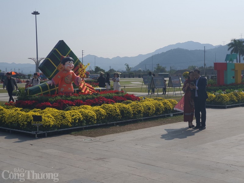 Còn anh Xa Tiến Mạnh (thị trấn Bo, huyện Kim Bôi) phấn khởi nói: “Nhà tôi cách Quảng trường Hoà Bình hơn 30km, nghe báo đài nói năm nay Quảng trường được trang trí nhiều cảnh đẹp nên tôi đưa vợ con ra vui xuân, chụp ảnh