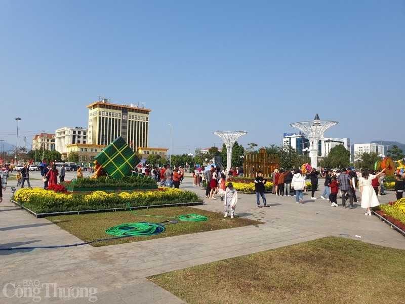Khu vực trung tâm quảng trường Hòa Bình Tết năm nay với phong cảnh hấp dẫn, trang trí đẹp với biểu tượng trọng tâm là đôi rồng bắt mắt chào đón xuân mới được người dân lựa chọn nhiều trong các điểm vui Xuân đầu năm Khu vực trung tâm quảng trường Hòa Bình Tết năm nay với phong cảnh hấp dẫn, trang trí đẹp với biểu tượng trọng tâm là đôi rồng bắt mắt chào đón xuân mới được người dân lựa chọn nhiều trong các điểm vui Xuân đầu năm