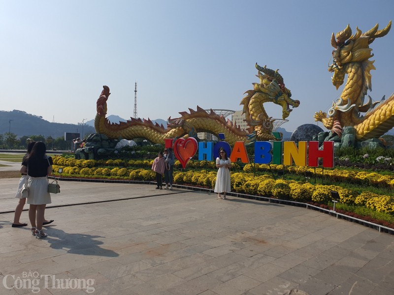 Nhờ được đầu tư, trang trí với nhiều điểm nhấn và phong cảnh đẹp nên thu hút rất đông người dân đến vui Xuân, chụp ảnh Nhờ được đầu tư, trang trí với nhiều điểm nhấn và phong cảnh đẹp nên thu hút rất đông người dân đến vui Xuân, chụp ảnh
