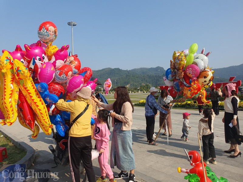 Nhiều đồ chơi cho trẻ em được bày bán để phục vụ những gia đình có trẻ nhỏ