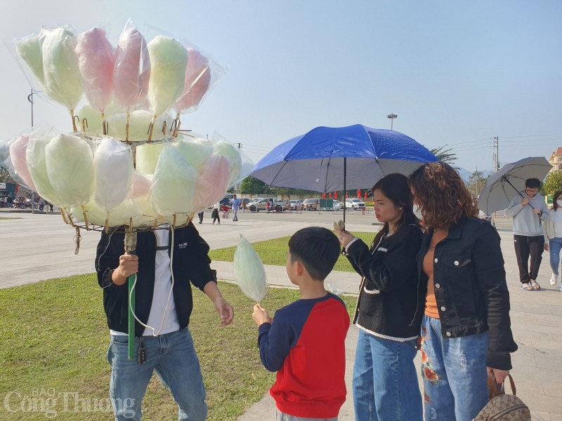 Những món ăn bình dị như kẹo bông cũng được bày bán, được các em nhỏ thích thú Những món ăn bình dị như kẹo bông cũng được bày bán, được các em nhỏ thích thú
