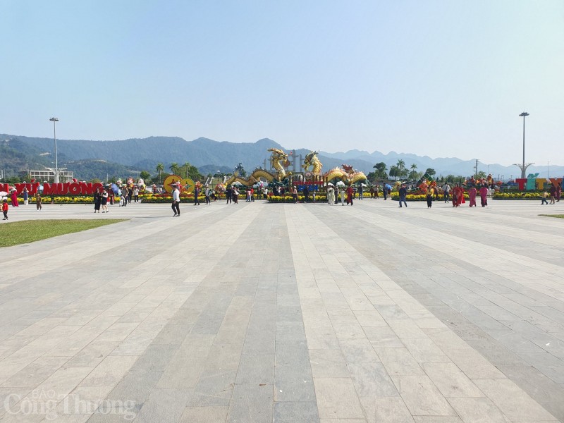 Quảng trường Hòa Bình được trang trí với nhiều điểm nhấn và phong cảnh đẹp nên thu hút rất đông người dân đến vui Xuân Quảng trường Hòa Bình được trang trí với nhiều điểm nhấn và phong cảnh đẹp nên thu hút rất đông người dân đến vui Xuân