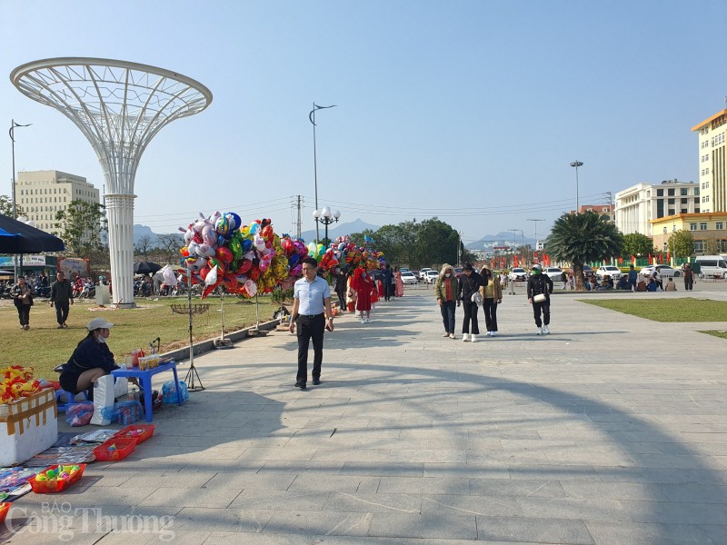 Quảng trường Hòa Bình có diện tích 14,5ha, với không gian thoáng đẹp, rộng rãi Quảng trường Hòa Bình có diện tích 14,5ha, với không gian thoáng đẹp, rộng rãi