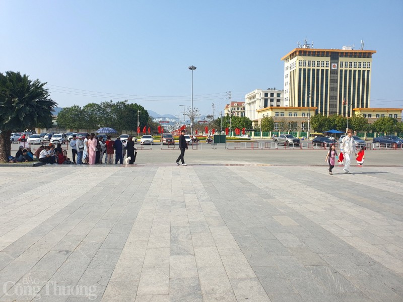 Đây cũng là nơi diễn ra các hoạt động, sự kiện chính trị, kinh tế, văn hóa lớn của tỉnh Hòa Bình Đây cũng là nơi diễn ra các hoạt động, sự kiện chính trị, kinh tế, văn hóa lớn của tỉnh Hòa Bình