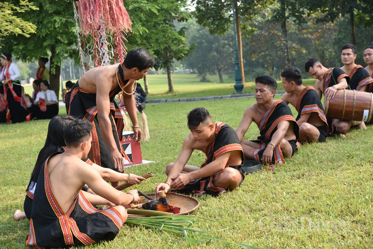 Cúng máng nước, sự tôn trọng thiên nhiên của người Ca Dong