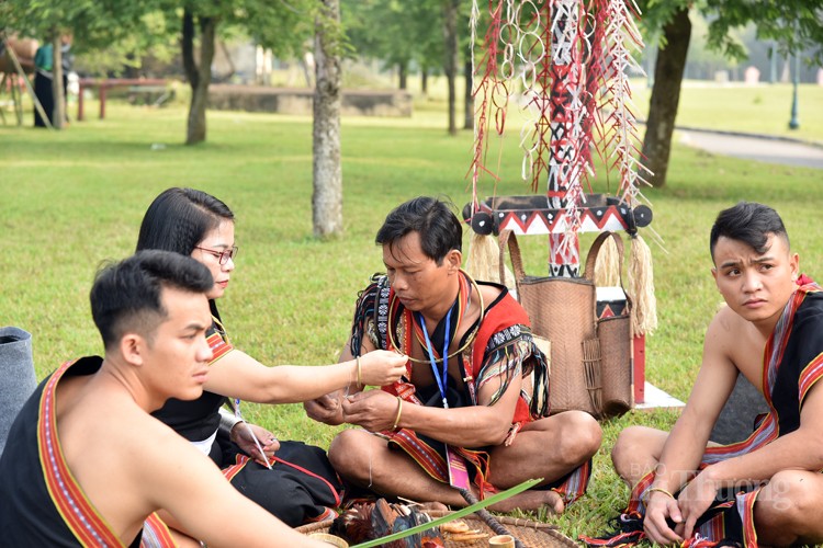 Cúng máng nước, sự tôn trọng thiên nhiên của người Ca Dong