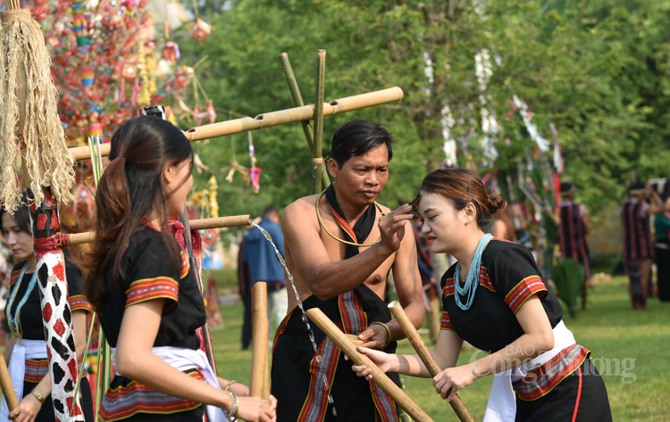 Cúng máng nước, sự tôn trọng thiên nhiên của người Ca Dong