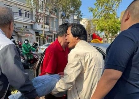 Đắk Lắk: Đang bán hoa dịp lễ, một cô gái bị cây đổ đè nhập viện