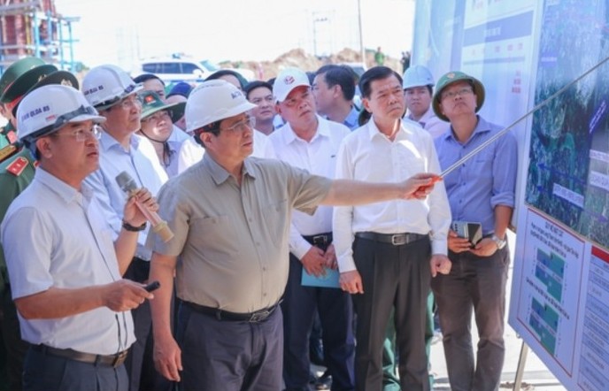 Thủ tướng kiểm tra hiện trường, thúc đẩy tiến độ 2 dự án cao tốc trọng điểm vùng Đông Nam Bộ