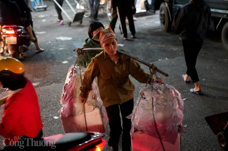 Những người không ngủ ở chợ đầu mối lớn nhất Thủ đô