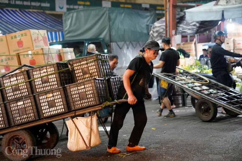 Bà Hiền (53 tuổi, quê Hưng Yên) cho biết, bà làm công việc này đã hơn 20 năm, từ khi 18 tuổi.