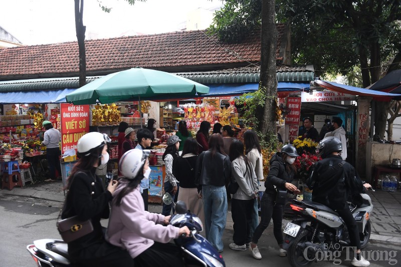 Hà Nội: Nam thanh nữ tú nườm nượp đi chùa Hà ngày Valentine