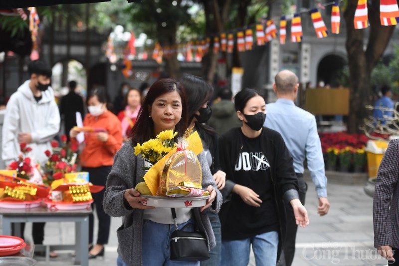 Hà Nội: Nam thanh nữ tú nườm nượp đi chùa Hà ngày Valentine