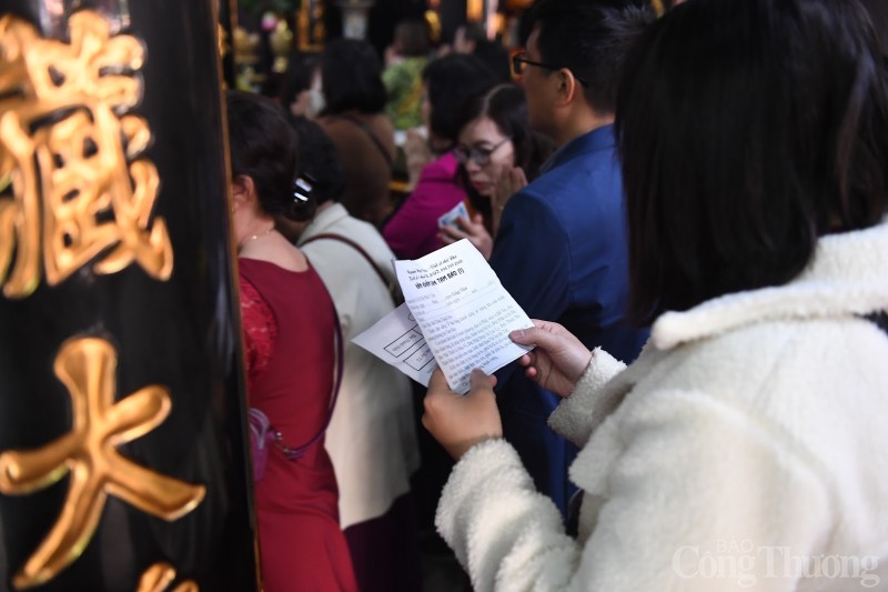 Hà Nội: Nam thanh nữ tú nườm nượp đi chùa Hà ngày Valentine
