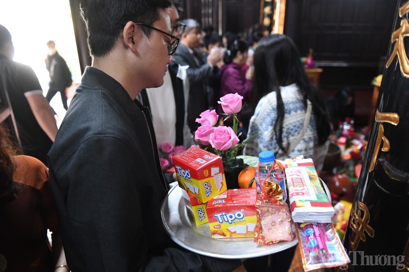 Hà Nội: Nam thanh nữ tú nườm nượp đi chùa Hà ngày Valentine