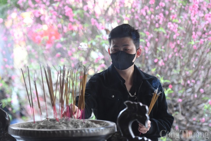 Hà Nội: Nam thanh nữ tú nườm nượp đi chùa Hà ngày Valentine
