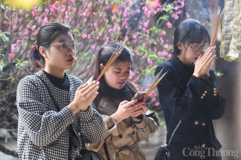 Hà Nội: Nam thanh nữ tú nườm nượp đi chùa Hà ngày Valentine