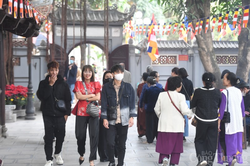 Hà Nội: Nam thanh nữ tú nườm nượp đi chùa Hà ngày Valentine