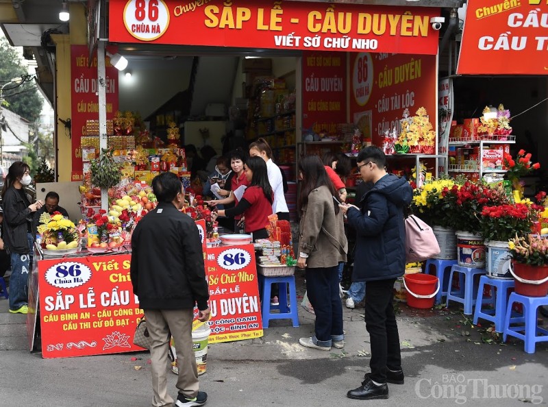 Hà Nội: Nam thanh nữ tú nườm nượp đi chùa Hà ngày Valentine