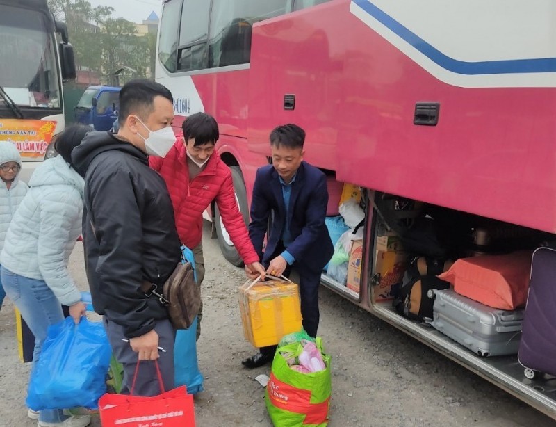 Công nhân bắt đầu trở lại làm việc: Những chuyến xe công đoàn tiếp tục chở yêu thương