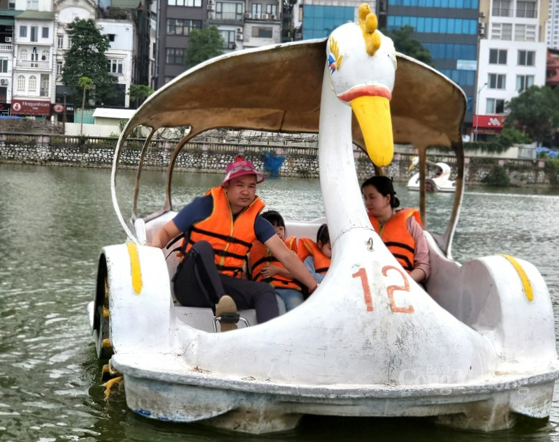 Công viên Thủ Lệ đông nghịt người ngày cuối kỳ nghỉ Tết Nguyên đán