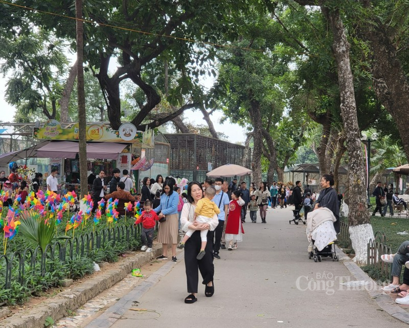 Công viên Thủ Lệ đông nghịt người ngày cuối kỳ nghỉ Tết Nguyên đán