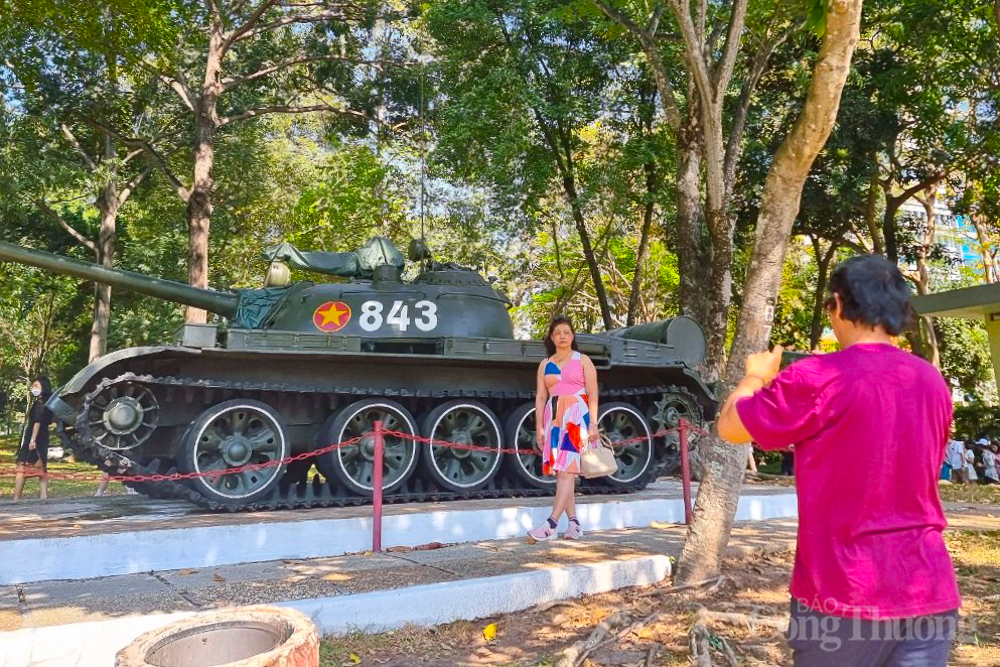 Du khách thập phương thích thú tham quan Dinh Độc Lập dịp Tết Du khách thập phương hào hứng tham quan Dinh Độc Lập dịp đầu năm