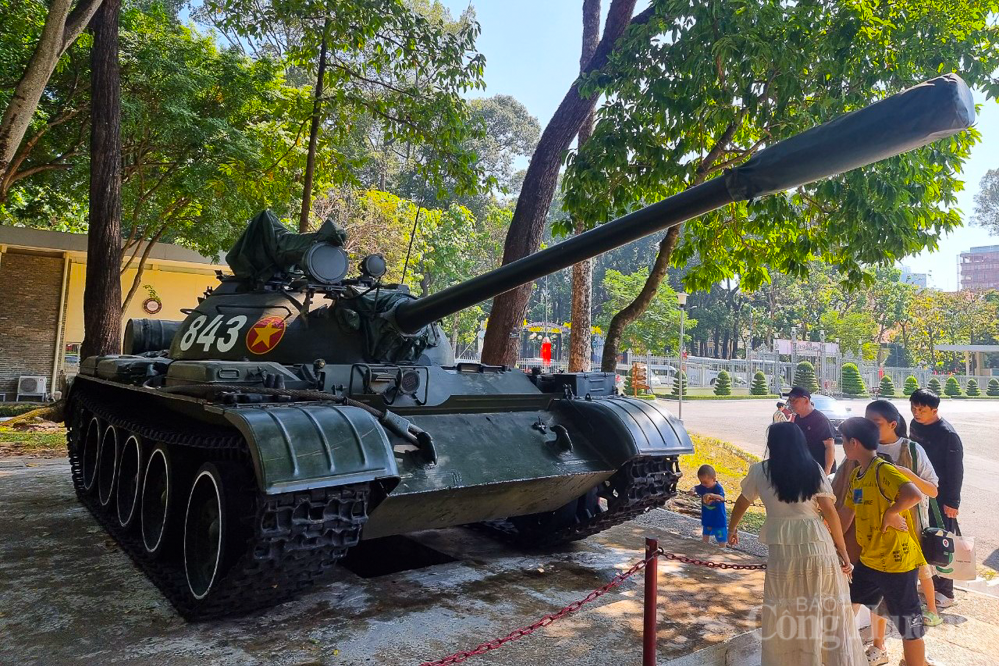 Du khách thập phương thích thú tham quan Dinh Độc Lập dịp Tết Du khách thập phương hào hứng tham quan Dinh Độc Lập dịp đầu năm