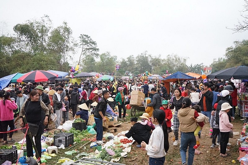 Thanh Hóa: Độc đáo phiên chợ ném cà chua vào người lấy may đầu năm