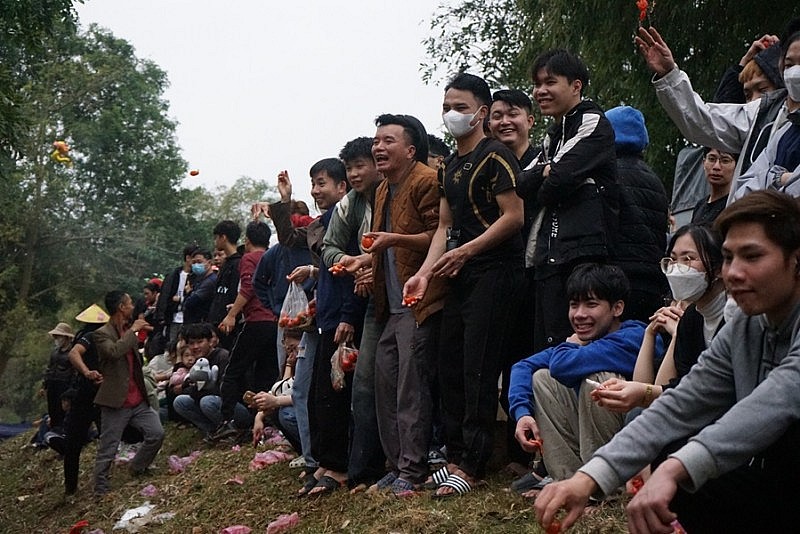 Thanh Hóa: Độc đáo phiên chợ ném cà chua vào người lấy may đầu năm