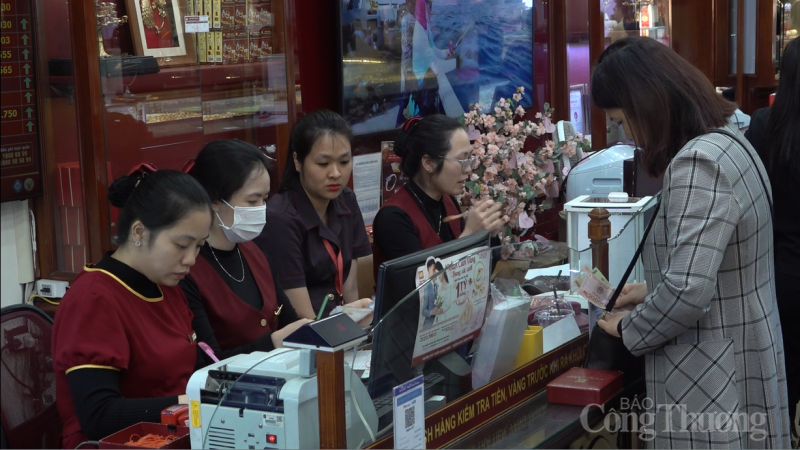 Giá vàng giảm mạnh, người dân kéo nhau đi mua vàng trước Ngày Thần Tài Giá vàng giảm mạnh, người dân kéo nhau đi mua vàng trước Ngày Thần Tài