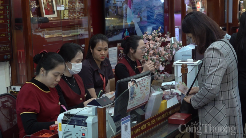 Giá vàng giảm mạnh, người dân kéo nhau đi mua vàng trước Ngày Thần Tài