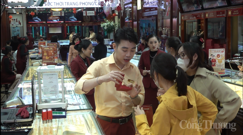 Giá vàng giảm mạnh, người dân kéo nhau đi mua vàng trước Ngày Thần Tài Giá vàng giảm mạnh, người dân kéo nhau đi mua vàng trước Ngày Thần Tài