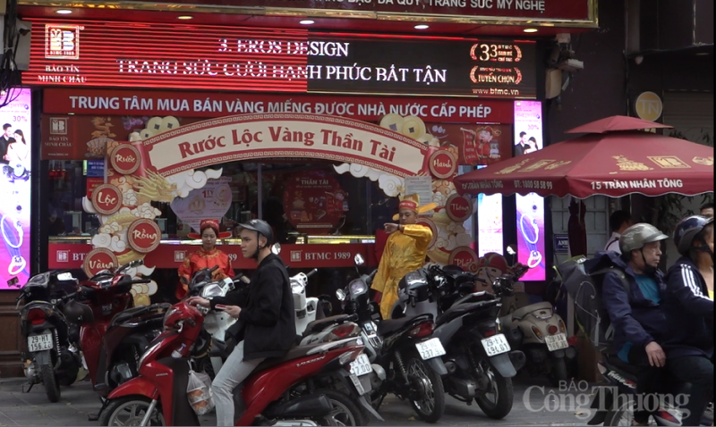 Giá vàng giảm mạnh, người dân kéo nhau đi mua vàng trước Ngày Thần Tài Giá vàng giảm mạnh, người dân kéo nhau đi mua vàng trước Ngày Thần Tài