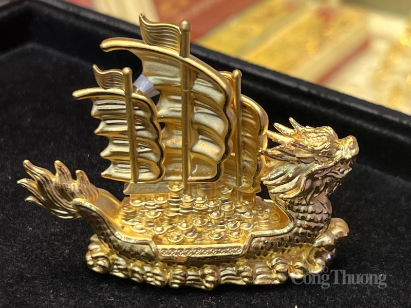 Giá vàng giảm mạnh, người dân kéo nhau đi mua vàng trước Ngày Thần Tài Giá vàng giảm mạnh, người dân kéo nhau đi mua vàng trước Ngày Thần Tài