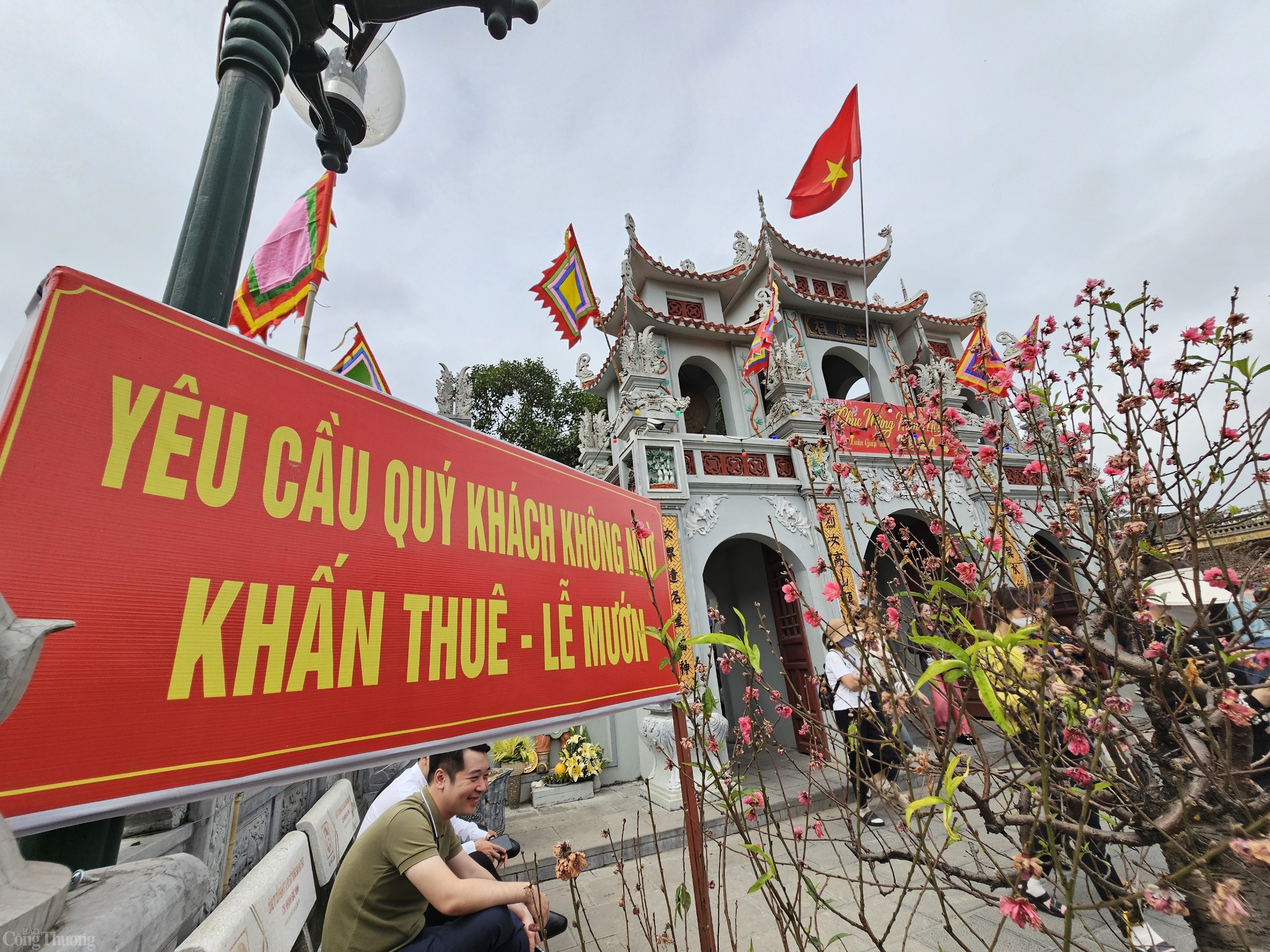 Người dân ùn ùn tới Đền Bà Chúa Kho “vay vốn làm ăn” dịp đầu năm