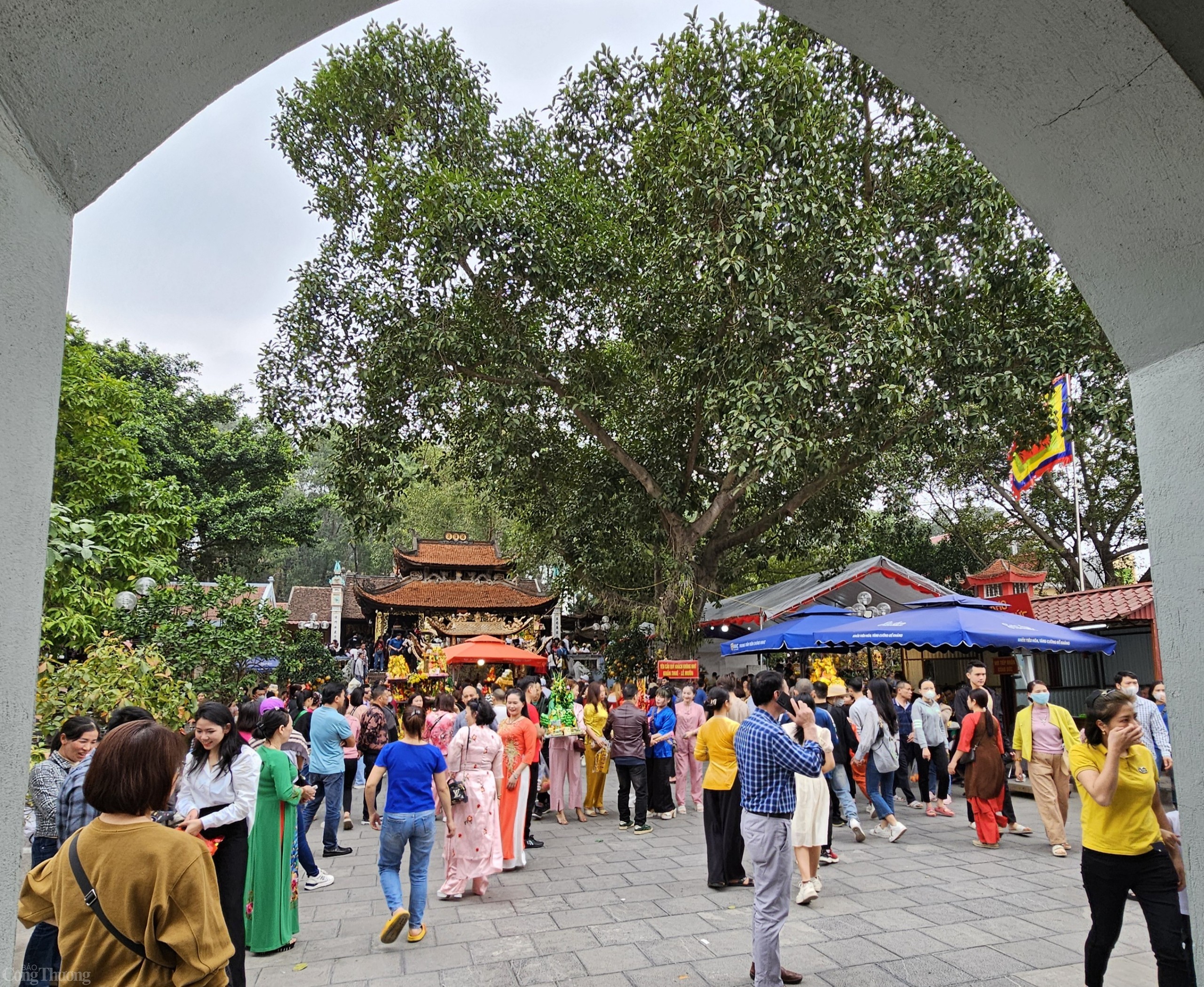 Người dân ùn ùn tới Đền Bà Chúa Kho “vay vốn làm ăn” dịp đầu năm