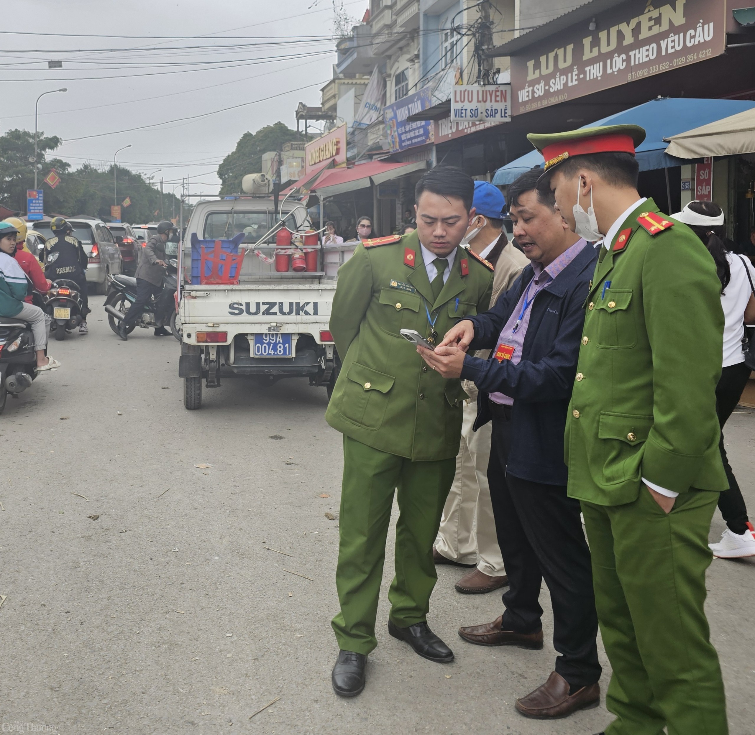 Người dân ùn ùn tới Đền Bà Chúa Kho “vay vốn làm ăn” dịp đầu năm