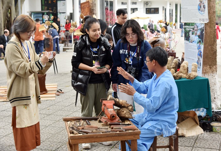 Mãn nhãn màn trình diễn điêu khắc gốc tre của nghệ nhân Huỳnh Phương Đỏ