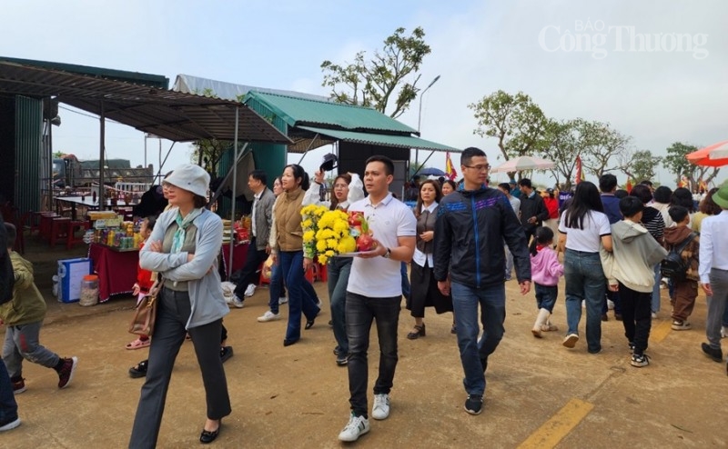 Hàng nghìn du khách hành hương về đền Nưa Am Tiên ngày “mở cổng trời”