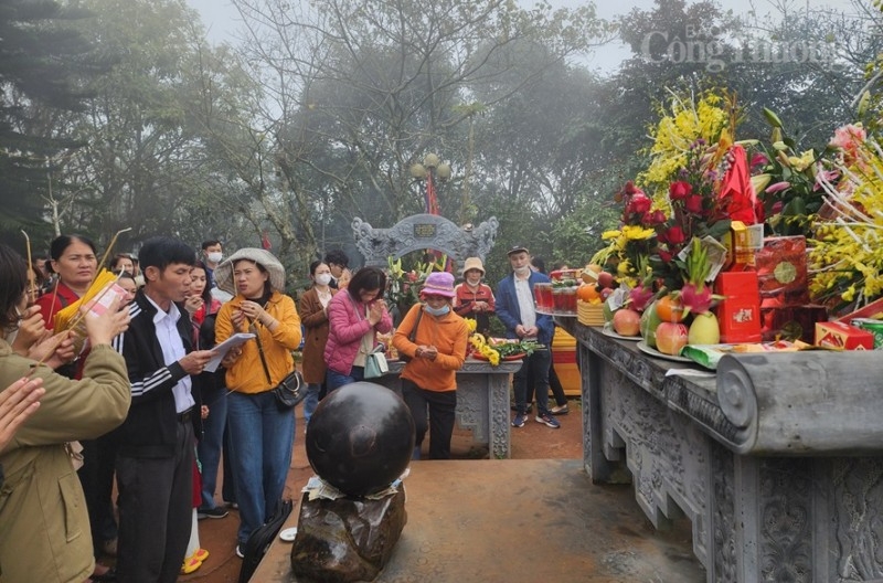 Hàng nghìn du khách hành hương về đền Nưa Am Tiên ngày “mở cổng trời”