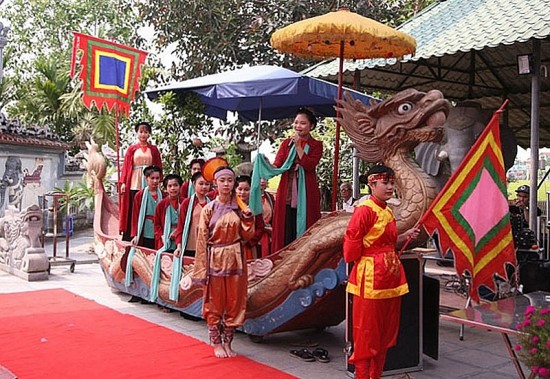 le hoi cheo tau tong goi net dep van hoa truyen thong dien ra vao dip ram thang gieng