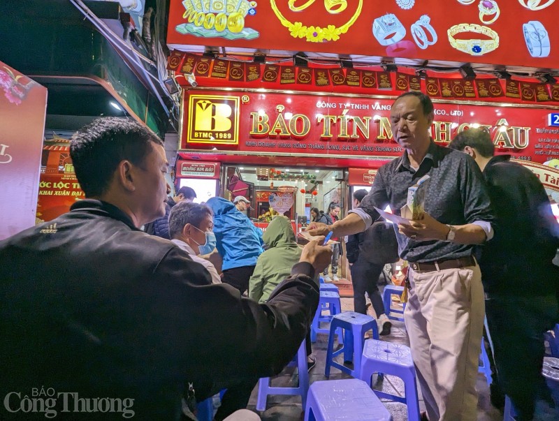 Ngày vía Thần tài, nhiều người lựa chọn xếp hàng từ sớm với tâm lý 'mua càng sớm càng may'.