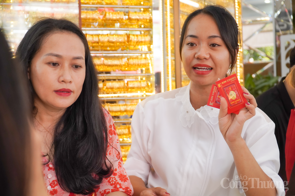 Người dân Nha Trang đổ xô đi mua vàng ngày Vía Thần Tài Người dân Nha Trang đổ xô đi mua vàng ngày vía Thần Tài