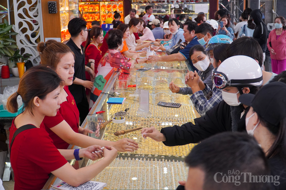 Người dân Nha Trang đổ xô đi mua vàng ngày Vía Thần Tài Người dân Nha Trang đổ xô đi mua vàng ngày vía Thần Tài