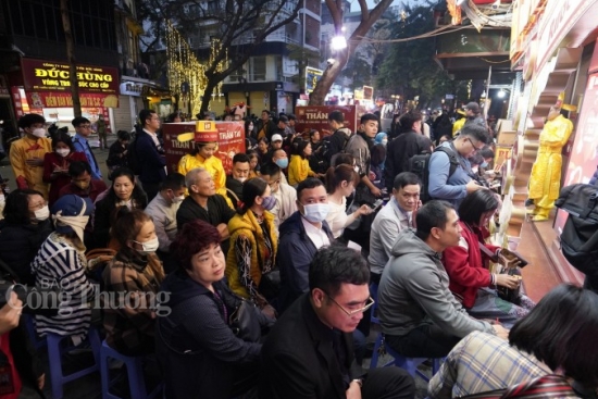 nguoi ha noi xep hang trong dem cho mua vang ngay via than tai